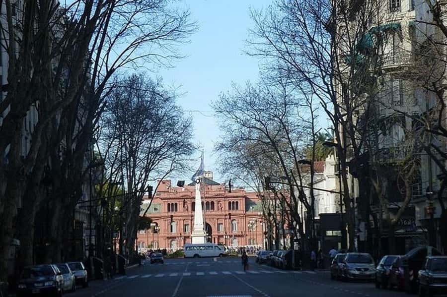 5hs Small Group City Tour of Buenos Aires with Street Food - Puerto Madero and Teatro Colón: two very different faces of the city