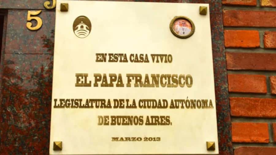 Buenos Aires 3-Hour Small Group Pope Francis Tour - San Lorenzo and the Pope-as-football-fan side