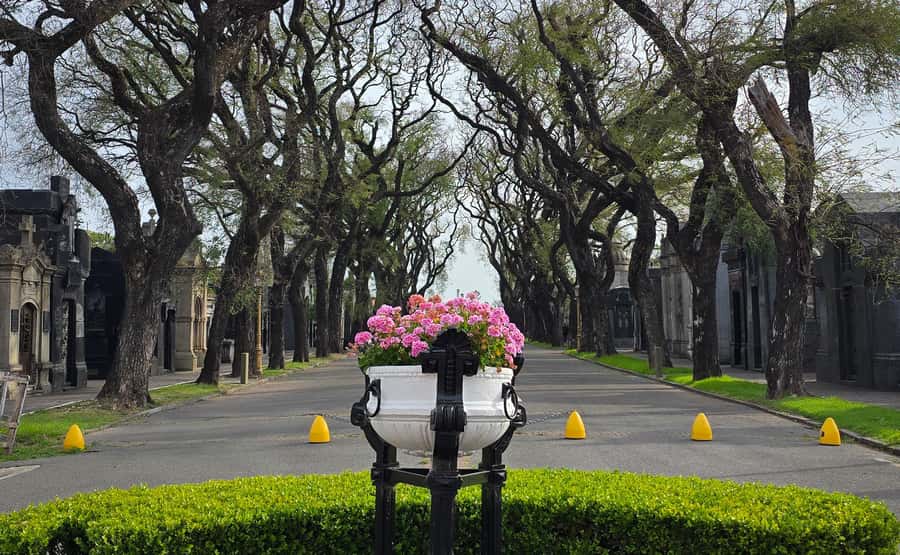 Buenos Aires: Chacarita, The Largest Cemetery In Argentina - Jorge Newbery and Other Early Stops: How Variety Builds Understanding