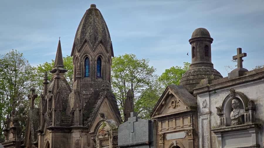 Buenos Aires: Chacarita, The Largest Cemetery In Argentina - Panteón VI: The Longer Look That Slows You Down on Purpose