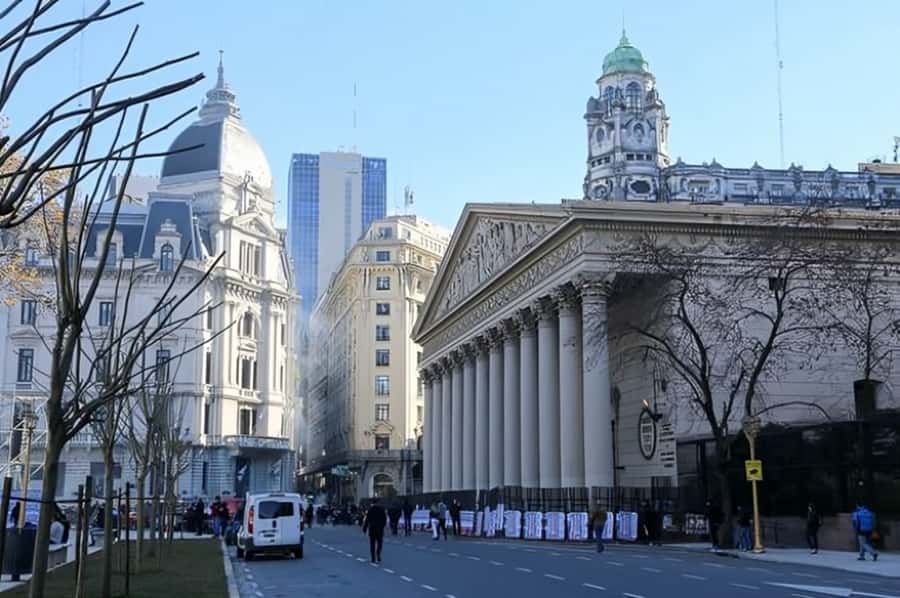 Buenos Aires : Highlights Walking Tour With A Guide - Plaza de Mayo and Casa Rosada: start at the national core