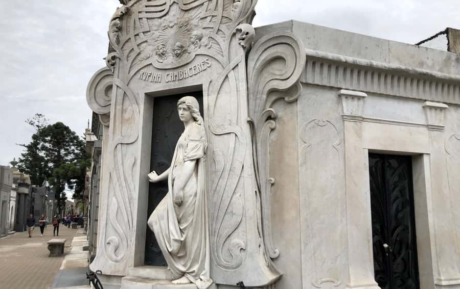 Buenos Aires: La Recoleta Cemetery Guided Tour in English - What You’ll Learn Beyond the Tombs