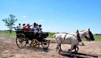 Buenos Aires: Santa Susana Ranch Day Tour, BBQ & Shows - Pulpería Welcome: Empanadas, Wine, and Your First Gaucho Taste