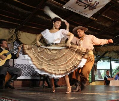 Full-Day at Santa Susana Ranch with BBQ, Drinks and Show - Welcome at the Estancia: Empanadas, Wine, and Ranch Stories