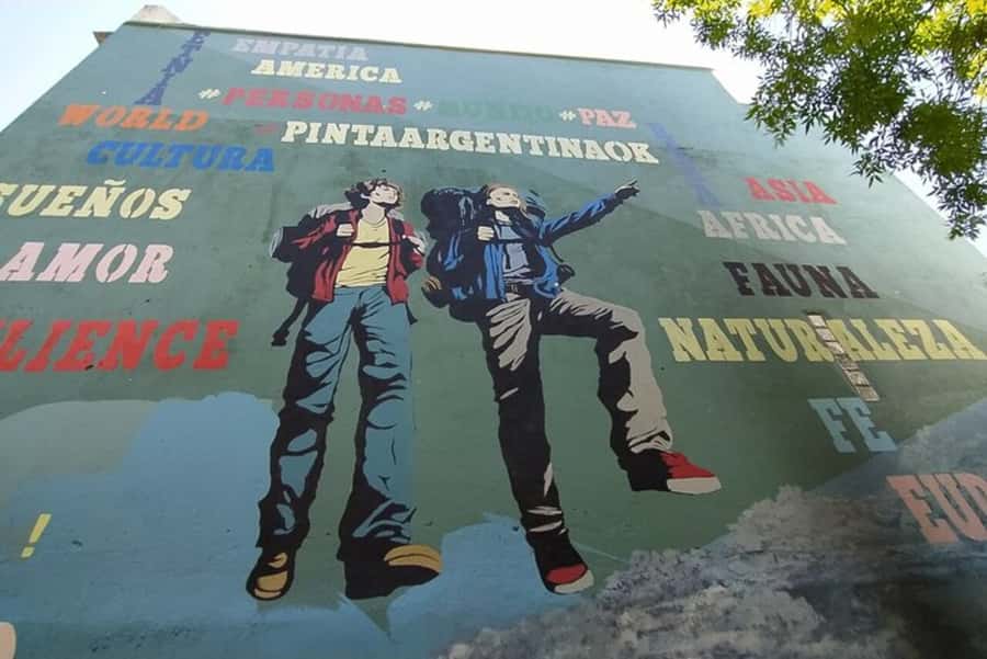 Premium Argentinian Wine and Malbec Tasting & Urban Art Tour - Walking through Palermo Soho: how the urban art piece fits