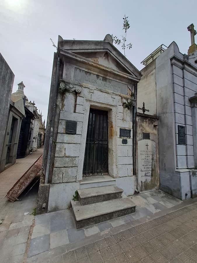 Recoleta & Cemetery for curious people - Embassy of France, Jockey Club, and Park Hyatt area: status in different uniforms