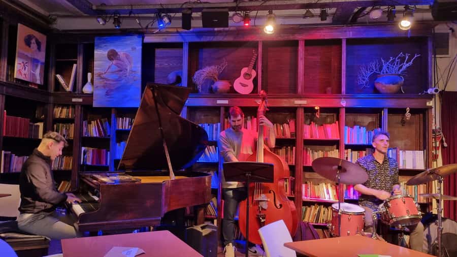 Recoleta Walking Tour and Live Jazz Show - Avenida Alvear: where elegance turns into architecture homework