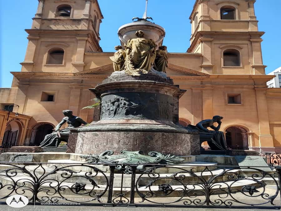 San Telmo Private Guided amazing Walking Tour - Paseo de La Historieta: a streetscape stop with a different mood