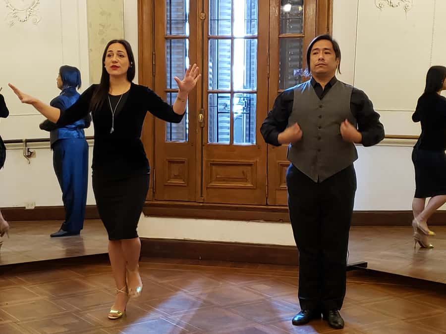 Tango Lesson in Buenos Aires with professional dancers - The professional teaching style that makes it click fast