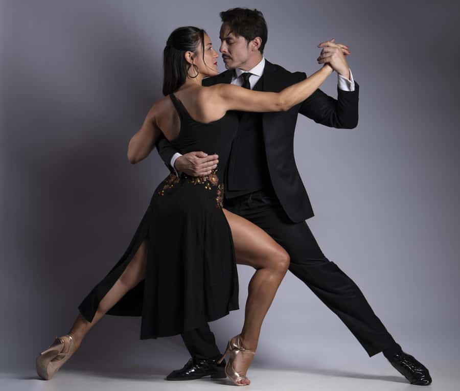 Tango Lesson in Buenos Aires with professional dancers - The live tango exhibition: why it helps you learn