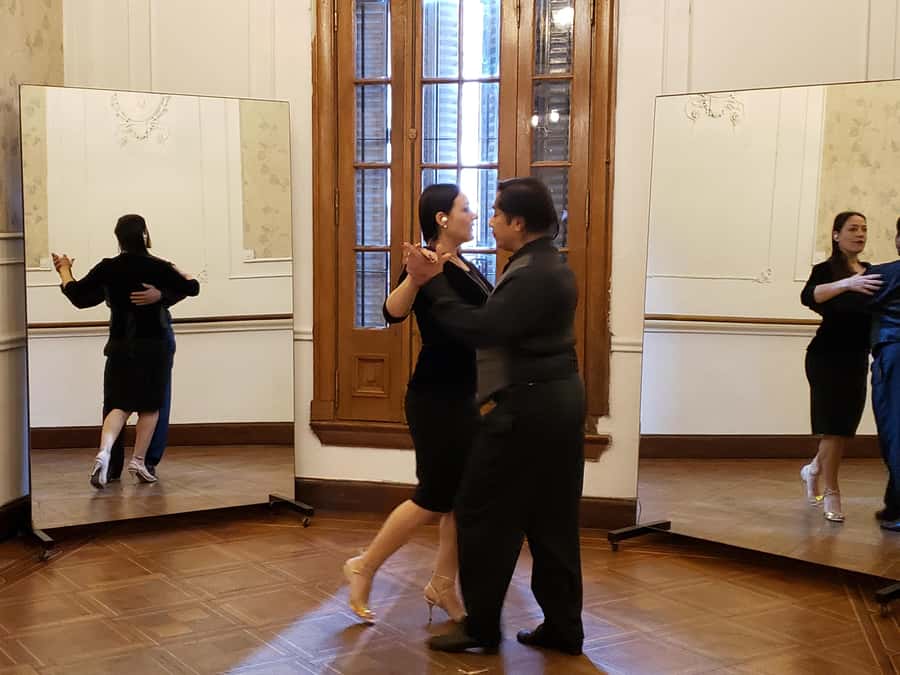 Tango Lesson in Buenos Aires with professional dancers - What you actually learn: basic steps, embrace, and the tango walk