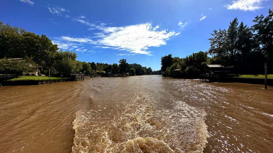Unique Tigre and Delta Private Day Cruise Navegation - Docking in Tigre: quick sightseeing, real river-town texture